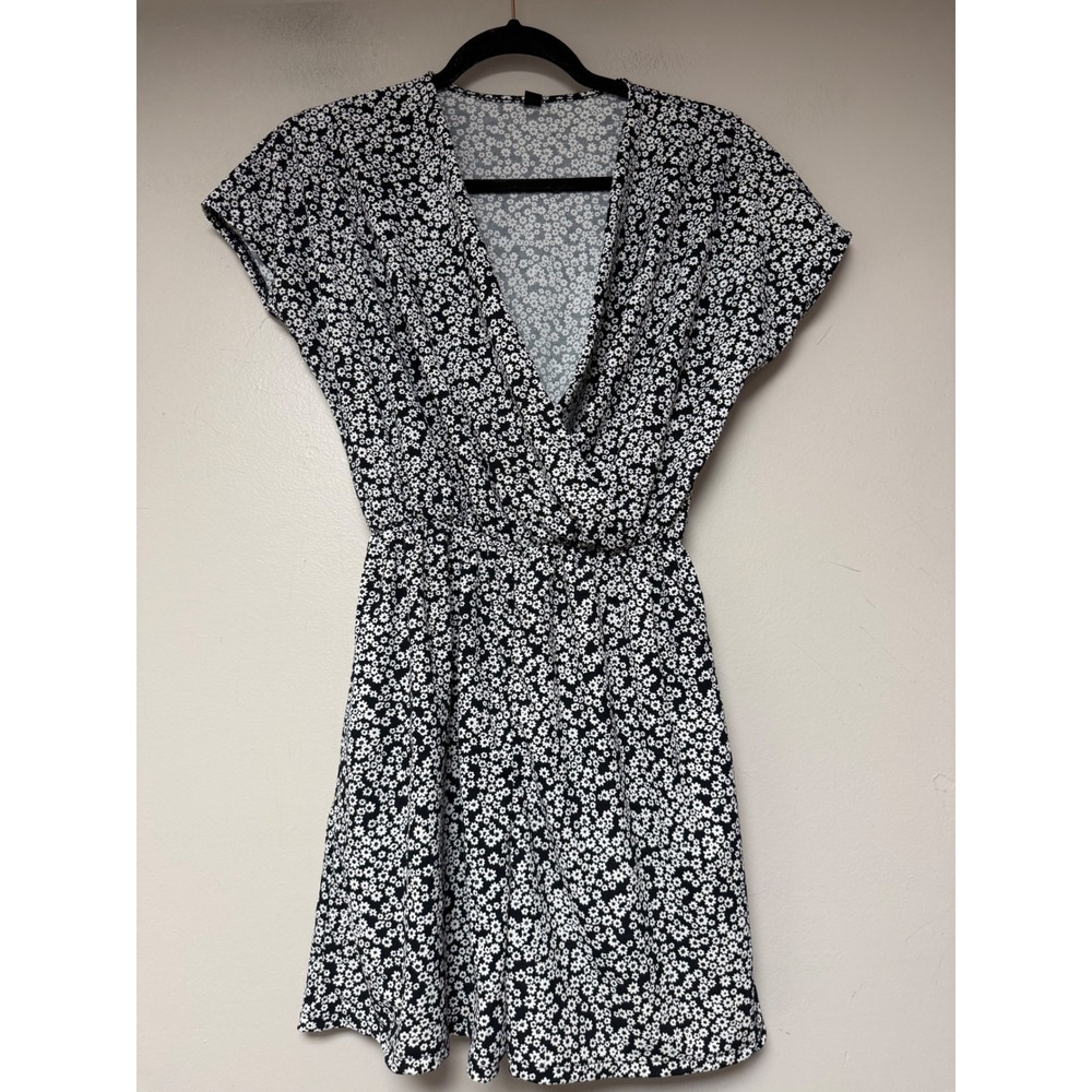 Uniqlo Black‎ White Floral Surplice V-Neck Romper XS Short Sleeve Daisy Print